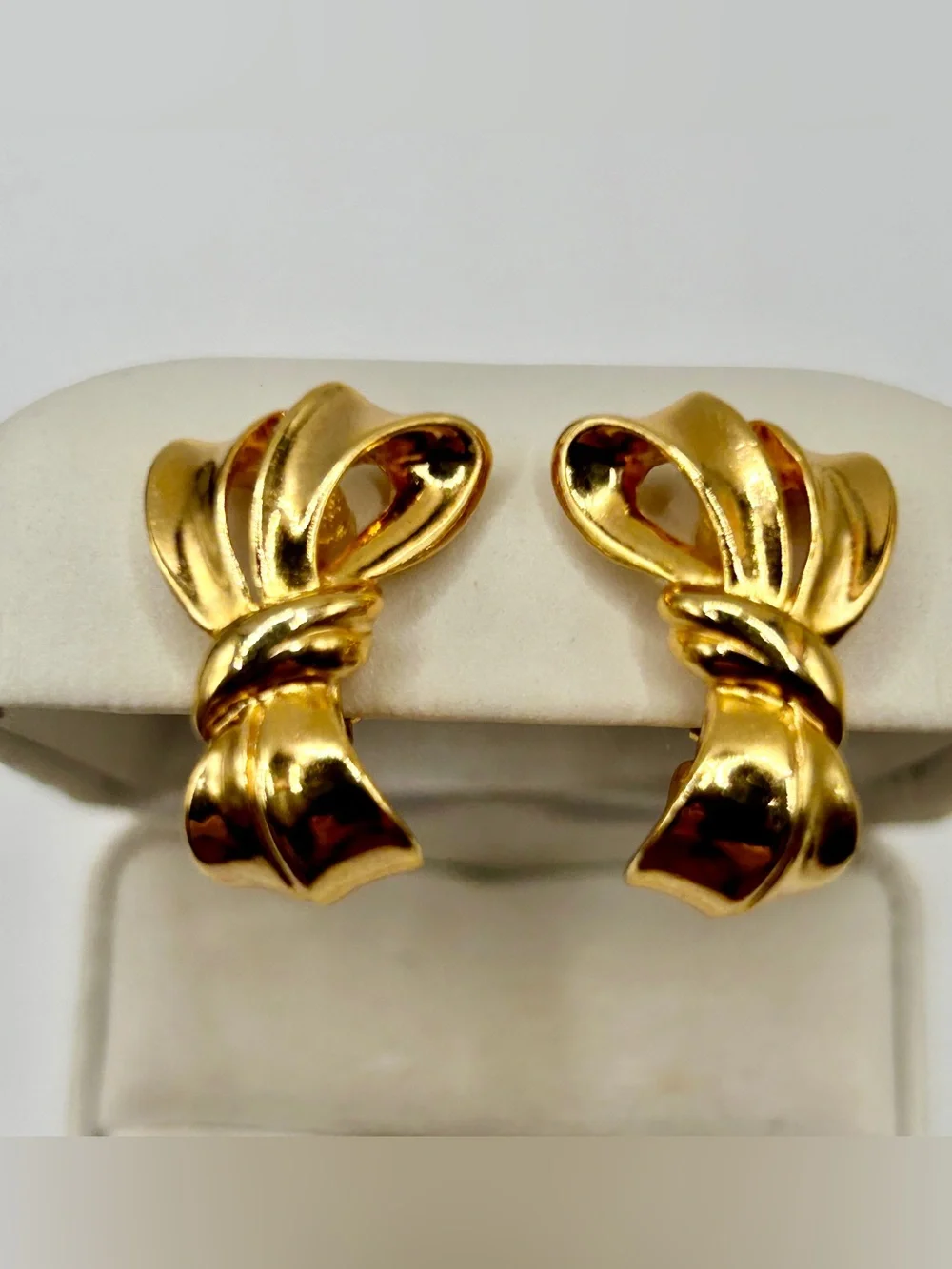 Vintage Avon Polished Gold-Plated Ribbon Knot Clip-On Earrings - Picture 1 of 10